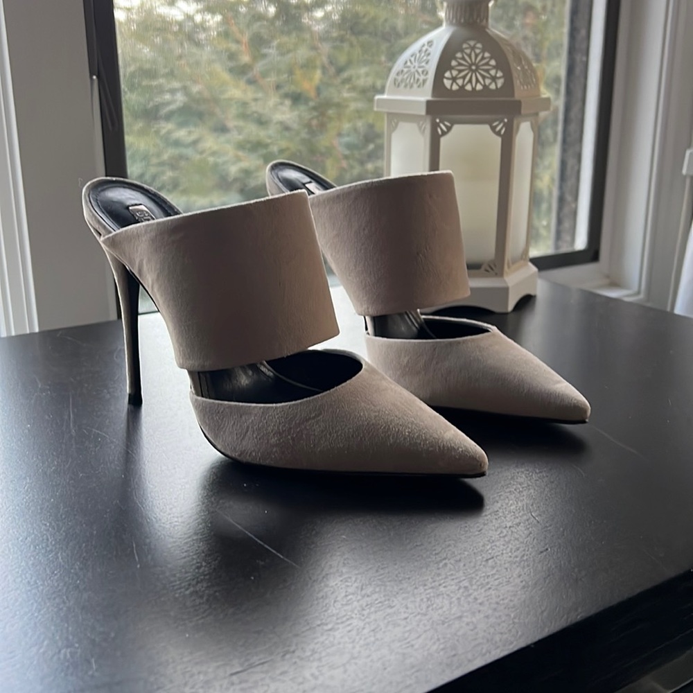 Gray mule heels